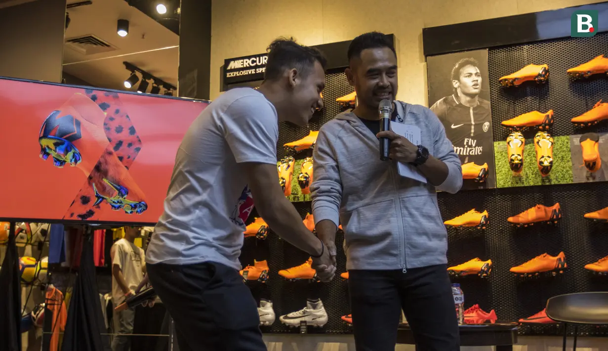 Pesepak bola, Egy Maulana bersalaman dengan Ponaryo Astaman saat peluncuran Nike Born Mercurial 360 di Fisik Football, Jakarta, Rabu (7/3/2018). Nike merilis model terbaru Nike Mercurial Superfly dan Vapor 360. (Bola.com/Vitalis Yogi Trisna)