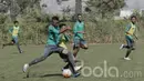 Bek seleksi Timnas Indonesia U-16, Gabriel Romulus, berebut bola dengan Aditya Spou. Seleksi nasional ini dilakukan selama lima hari, mulai dari tanggal 25 hingga 30 Maret 2017. (Bola.com/M Iqbal Ichsan)