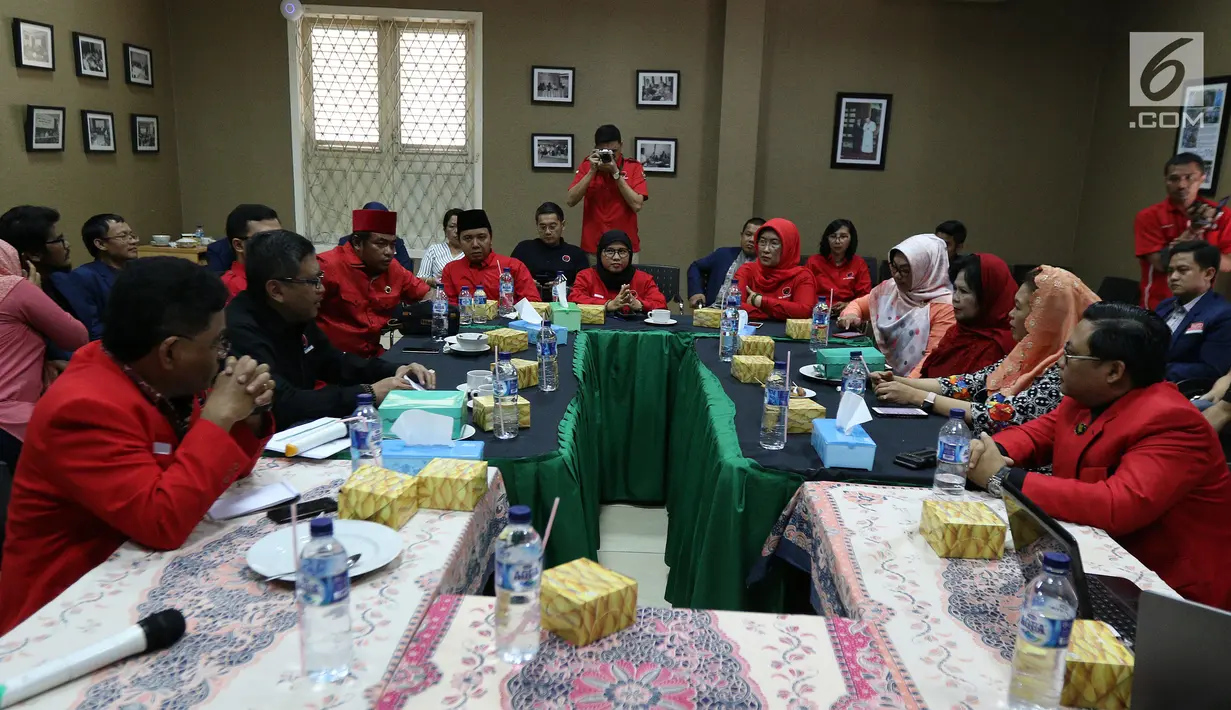 Suasana pertemuan Direktur Eksekutif The Wahid Institude Yenny Wahid dengan Sekjen PDIP Hasto Kristiyanto di Jakarta,  Senin (5/2). Pertemuan membahas jelang 20 tahun reformasi. (Liputan6.com/JohanTallo)
