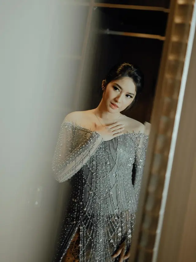 6 Potret Gaya Ochi Rosdiana Wisuda S1, Tampil Cantik Berkebaya Abu-abu