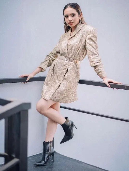 Gaya modis Lyodra Ginting dengan oversized blazer. Aksesori berupa belt warna emas bikin look makin stunning. (Instagram/lyodraofficial).