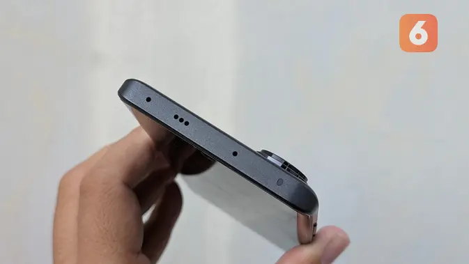 <p>Bagian atas Redmi Note 13 Pro Plus 5G. (Liputan6.com/ Yuslianson)</p>