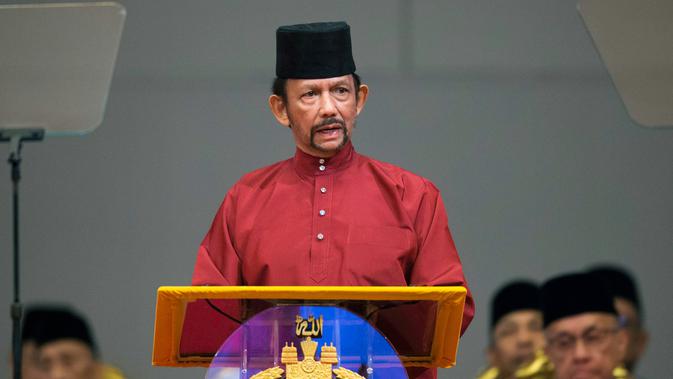 Sultan Hassanal Bolkiah menyampaikan pidato dalam sebuah acara di Bandar Seri Begawan, Brunei Darussalam, Rabu (3/4). Mulai hari ini, Kerajaan Brunei Darussalam resmi memberlakukan hukum rajam hingga tewas terhadap pelaku gay (sesama laki-laki). (AFP)