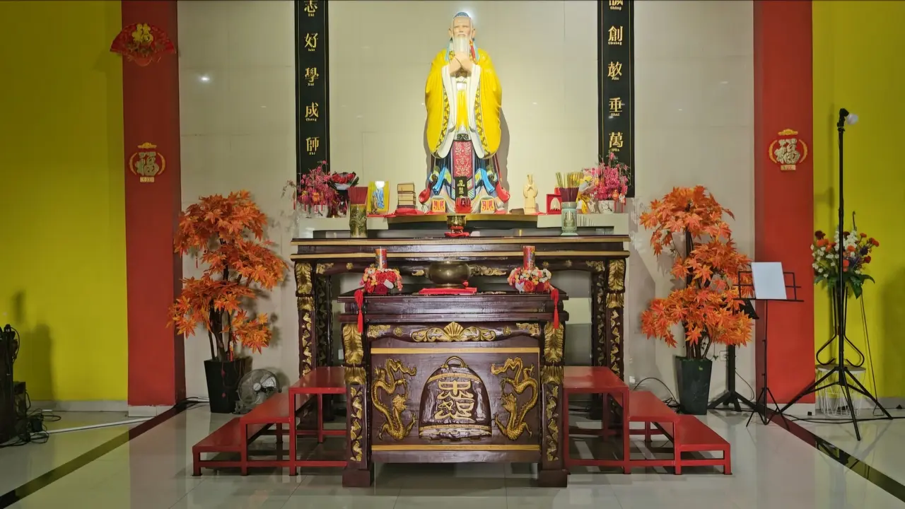 Altar tempat persembahyangan di Klenteng Kong Miao, Depok.