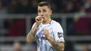 Pemain Everton, Lucas Digne, melakukan selebrasi usai membobol gawang Burnley pada laga Premier League di Stadion King Power, Rabu (26/12). (AP/Dave Thompson)