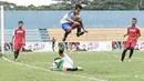 Aksi kiper Dream Team A saat mengamankan bola dari lawan pada ajang United Way Coaching Clinic bersama You C1000 di Stadion Soemantri Brojonegoro, Jakarta, Sabtu (7/5/2016). (Bola.com/Nicklas Hanoatubun)