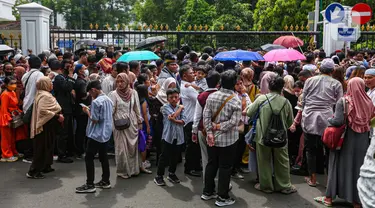 Antrean panjang warga yang hendak memasuki Istana Negara di Jakarta, Rabu (10/4/2024). (Liputan6.com/Angga Yuniar)