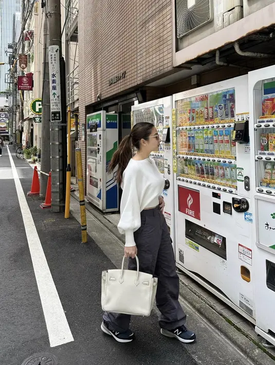Meskipun bergaya kasual, namun paduan sneakers, cargo, dan blouse putih dengan aksen lengan balon, mampu wujudkan gaya berkelas. Sentuhan mewah pada tas kulit menambah aksi pada tampilan Nikita Willy.  [Foto: IG/nikitawillyofficial94].