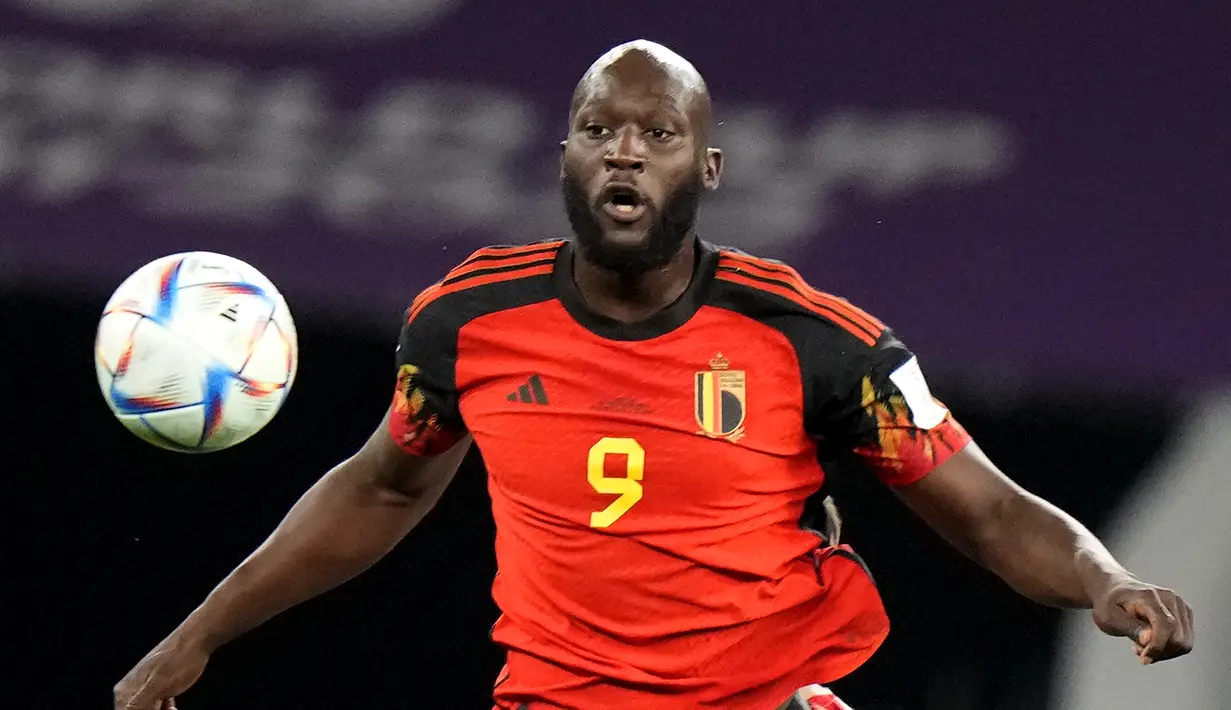 <p>Pemain Belgia,&nbsp;Romelu Lukaku mengontrol bola saat matchday ketiga Grup F Piala Dunia 2022 melawan Kroasia yang berlangsung di Ahmad Bin Ali Stadium, Kamis (01/12/2022). (AP/Luca Bruno)</p>