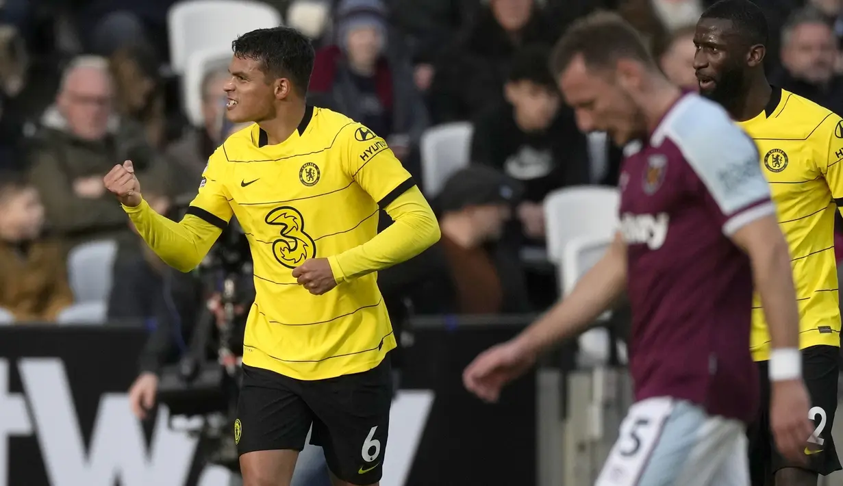 Bek Chelsea, Thiago Silva berselebrasi usai mencetak gol ke gawang West Ham United pada pertandingan lanjutan Liga Inggris di stadion London di London Timur (4/12/2021). West Ham menang atas Chelsea dengan skor 3-2. (AP Photo/Alastair Grant)