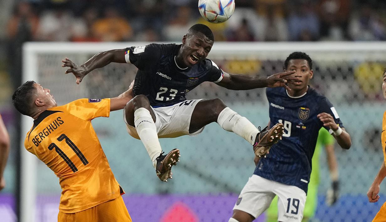 Gelandang Ekuaodr, Moises Caicedo menyundul bola saat bertanding melawan Belanda selama pertandingan grup A Piala Dunia 2022 Qatar di Stadion Internasional Khalifa di Doha, Qatar, Jumat (25/11/2022). Belanda bermain imbang dengan Ekuador dengan skor 1-1. (AP Photo/Martin Meissner)