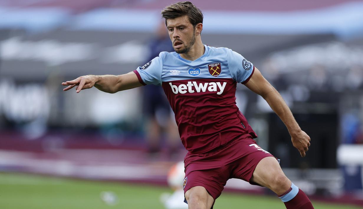 5. Aaron Cresswell (West Ham United) - Pemain berusia 30 tahun ini tampil apik saat West Ham United menahan imbang Manchester City. Dari delapan penampilannya, Aaron Cresswell telah menyumbangkan 3 assist. (AFP/John Sibley/pool)