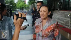 Mantan Sekjen Kemendagri Diah Anggraeni dimintai keterangan oleh para awak media usai diperiksa di Gedung KPK, Jakarta, Jumat (23/12). Diah diperiksa sebagai saksi kasus dugaan korupsi proyek pengadaan e-KTP tahun 2011-2012. (Liputan6.com/Helmi Affandi)