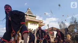 Sejumlah penari yang tergabung dalam komunitas lima gunung melakukan aksi tarian kuda lumping di Desa Mantran Wetan, Kabupaten Magelang, Jumat  (11/10/2019). Pertunjukan ini bagian dari Perayaan Saparan sebagai wujud syukur warga di desa itu. (Liputan6.com/Gholib)