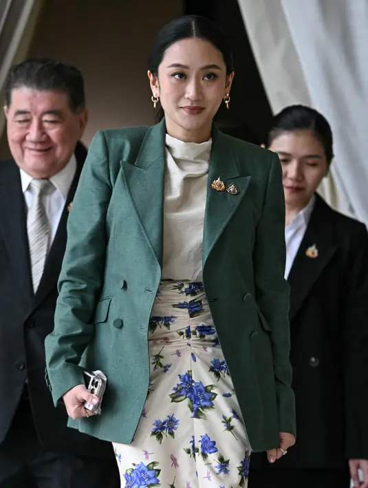 Bocoran percakapan telepon Paetongtarn Shinawatra dengan Presiden Senat Kamboja, Hun Sen, beredar di tengah konflik diplomatik menyusul insiden perbatasan pada 28 Mei lalu. (Lillian SUWANRUMPHA/AFP)