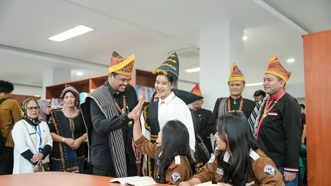 Gaya Serasi Bobby Nasution dan Kahiyang Ayu Resmikan Gedung Perpustakan, Padukan Busana Ngantor Hitam Putih dengan Ulos