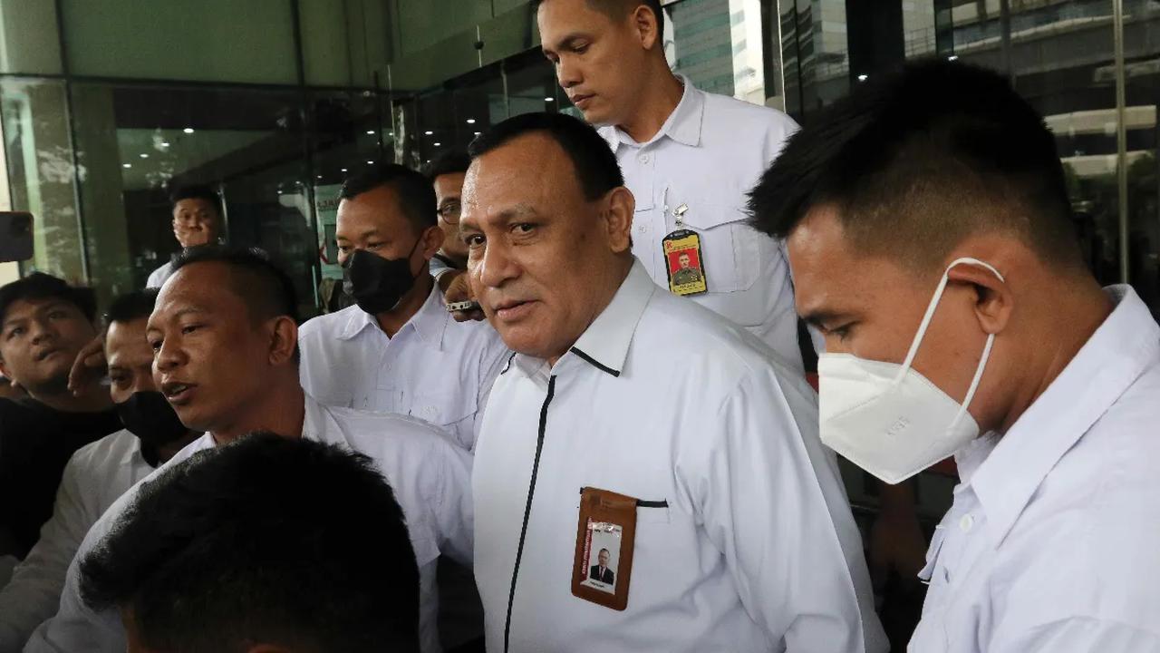 Menurut Kurnia, Firli tidak dapat dianggap sebagai orang nomor satu lagi di lembaga anti rasuah itu usai menyandang status tersangka. Hal itu mengacu pada Pasal 32 ayat (2) UU KPK tahun 2019.<br>