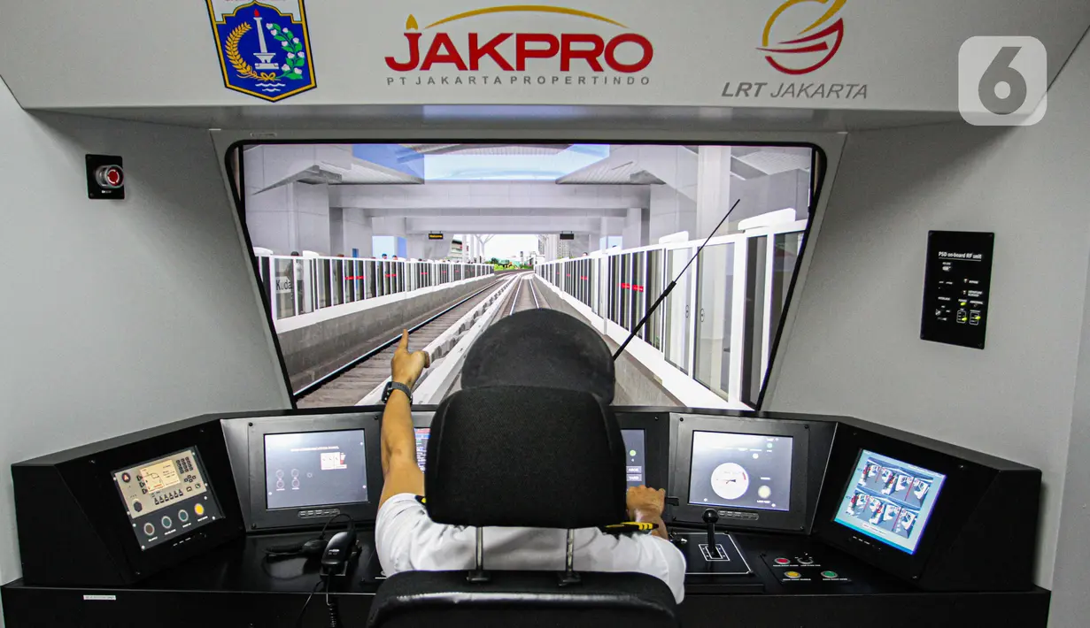 Seorang masinis mengoperasikan simulator kereta Light Rail Vehicle (LRT) Back up Operation Control Centre (BOCC) di Main Control Center (MCC) Depo LRT di Pegangsaan Dua, Kelapa Gading, Jakarta Utara, Kamis (21/12/2023). (Liputan6.com/Faizal Fanani)