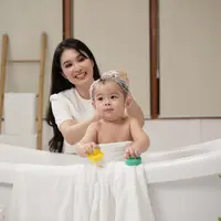 Sandra Dewi Merawat Kulit Sang Buah Hati/dok. Momami