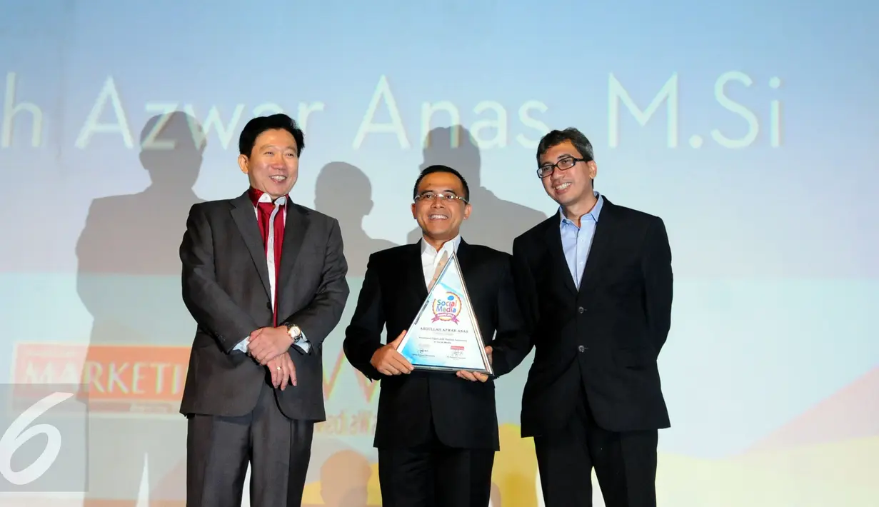 Bupati Banyuwangi, Abdullah Azwar Anas (tengah) menerima penghargaan Social Media Award 2015 kategori Bupati di Jakarta, Kamis (22/10/2015). Penghargaan didasarkan hasil riset dua lembaga, Media Wave dan Survey One. (Liputan6.com/Helmi Fithriansyah)