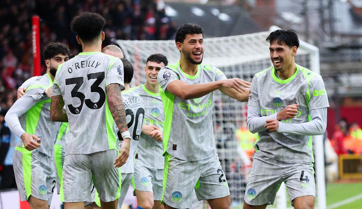 Para pemain Manchester City merayakan gol yang dicetak oleh Tijjani Reijnders ke gawang Nottingham Forest pada laga pekan ke-18 Premier League di Stadion The City Ground, Sabtu (27/12/2025). (Barrington Coombs/PA via AP)
