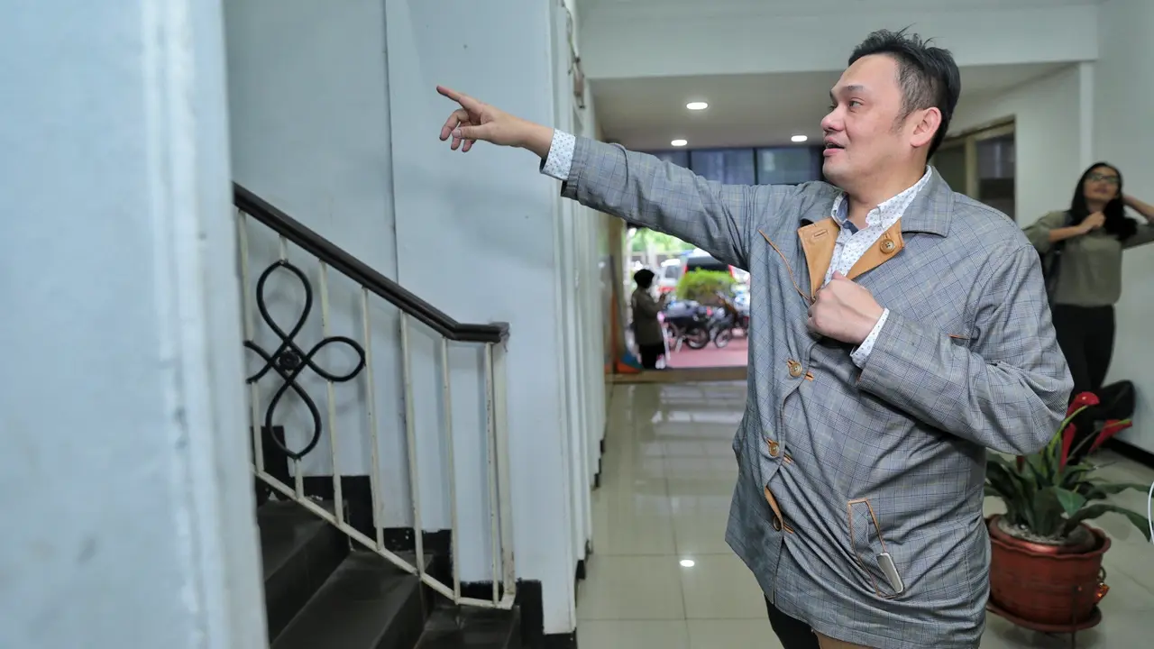 [Bintang] Banyak Pengacara Pamer Kekayaan, Ini Saran Farhat Abbas