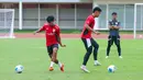 Laga melawan Mali U-22 akan berlangsung di Stadion Pakansari, Cibinong, Kabupaten Bogor, Jawa Barat pada Sabtu (15/11) dan Rabu (18/11/2025). Tampak dalam foto, pemain Timnas Indonesia U-22 saat sesi latihan resmi jelang laga melawan Mali di Stadion Madya, Senayan, Jakarta, Jumat (14/11/2025). (Bola.com/M Iqbal Ichsan)