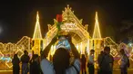 Salah satu pemgunjung sedang mendokumentasikan keindahan di Charming Chiang Mai Flower Festival pada Kamis (11/12/2025). (Bola.com/Bagaskara Lazuardi)