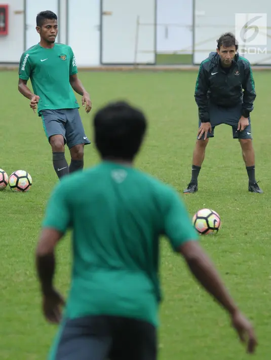 Pelatih Timnas Indonesia, Luis Milla Aspas (kanan) mengawasi latihan timnya di Lapangan A Kompleks GBK, Jakarta, Senin (23/4). Latihan ini persiapan laga PSSI Anniversary Cup dan jelang Asian Games 2018. (Liputan6.com/Helmi Fithriansyah)