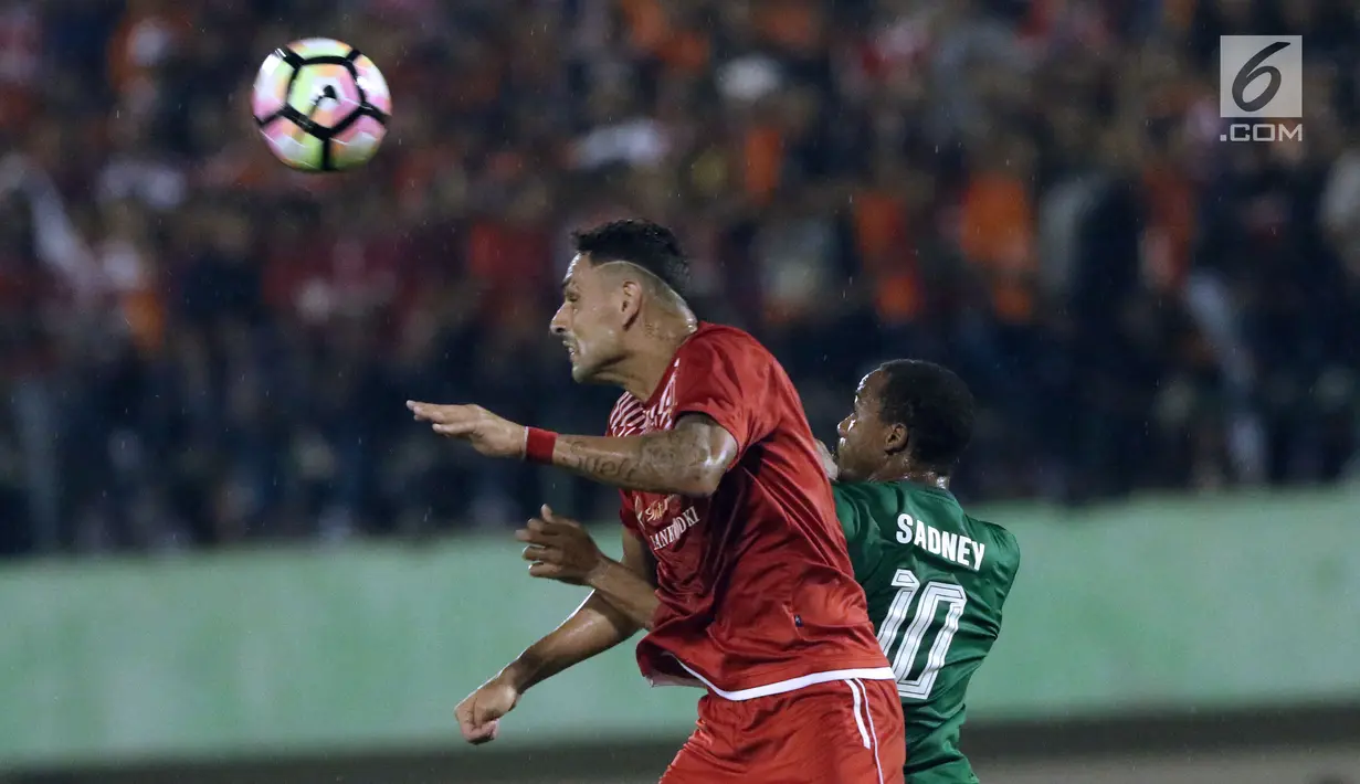 Bek Persija, Jaimerson Da Silva Xavier (kiri) berebut bola dengan pemain PSMS, Sadney K Urikhob saat laga pertama semifinal Piala Presiden 2018 di Stadion Manahan, Solo, Jawa Tengah, Sabtu (10/2). Persija menang 4-1. (Liputan6.com/Helmi Fithriansyah)