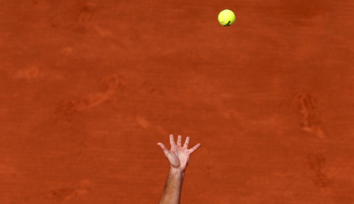 Petenis Prancis, Richard Gasquet, melakukan servis ke arah petenis AS, Bjorn Fratangelo, dalam laga Prancis Terbuka 2016 di Roland Garros, Paris, (25/5/2016). (Reuters/Benoit Tessier)