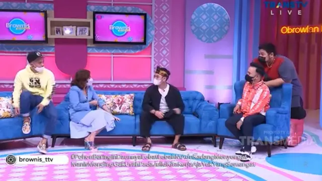 Deri mendadak viral berkat kemampuannya mengobati penyakit. Di media sosial, ia diberi julukan Deri Terapis Viral.