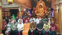 Ahok hadiri perayaan Waisak di Wihara Ekayana Arama, Jakarta Barat, Minggu (22/5). (Delvira Chaerani Hutabarat/Liputan6.com)