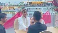 Video viral pernikahan bermahar kapal feri. (dok. tangkapan video TikTok @cabillacaooo/https://www.tiktok.com/@cabillacaooo/video/7475929140768541970)