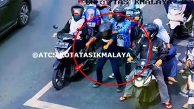 6 Kelakuan Pengendara di Marka Lampu Merah Ini Nyeleneh (sumber: Twitter.com/atcsmkotatasikmalaya)