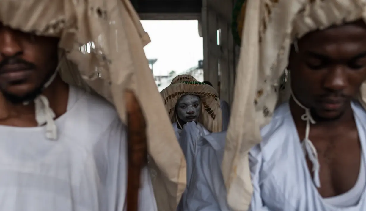 Ekspresi Eyo masqueraders saat bersiap mengikuti Festival Eyo di Tafawa Balewa Square di Lagos, Nigeria (20/5). Festival Eyo, atau dikenal sebagai Adamu Orisha Play, adalah festival Yoruba yang unik di Lagos, Nigeria. (AFP Photo/Stefan Heunis)