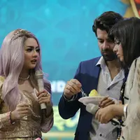 Bintang serial Khushi, Barun Sobti dan Dalljiet Kaur tiba di Jakarta pada Kamis (13/4/2017). Kedatangannya ke Indonesia guna menyapa penggemarnya. Sambutan antusias dari penggemar yang membuat keduanya mengaku senang. (Galih W. Satria/Bintang.com)