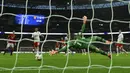 Proses terjadinya gol gelandang Manchester United, Jesse Lingard ke gawang Southampton. Menit ke-38 giliran Lingard yang membobol gawang The Saint, sehingga MU berhasil unggul 2-0. (AFP/Glyn Kirk) 