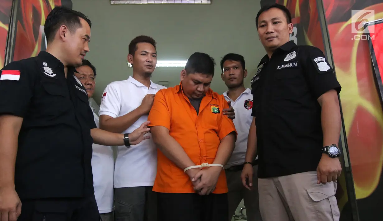 Resmob Ditreskrimum Polda Metro Jaya menunjukkan pelaku penipuan yang mengaku Staf Khusus Kepresidenan di Jakarta, Kamis (15/3). SK menawarkan korbannya bisa menjadi Staf Khusus Kepresidenan dengan biaya Rp 5 juta. (Liputan6.com/Arya Manggala)