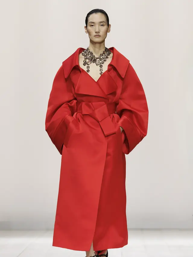 Sarah Burton Tunjukkan Kekuatan Feminitas di Koleksi Givenchy yang Bikin Paris Fashion Week Penuh Energi