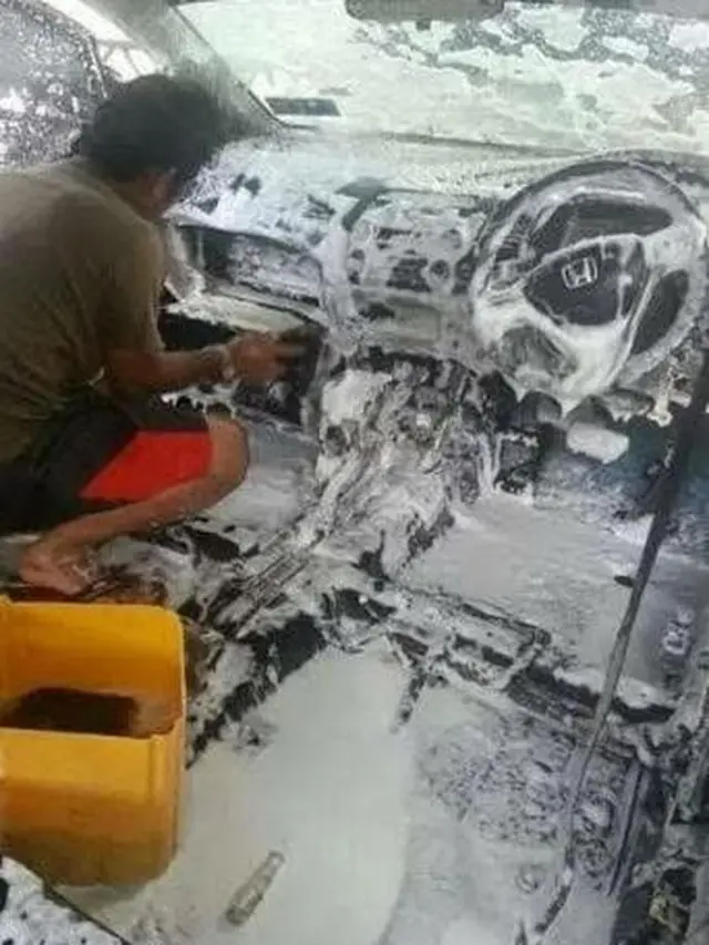 6 Aksi Totalitas Bapak-Bapak Cuci Mobil Usai Mudik Ini Nyeleneh