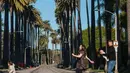 Dalam foto keluarga terbaru, Nikita bersama suami dan kedua anaknya tampil seru berfoto di Los Angeles [@reynaldibunjamin]