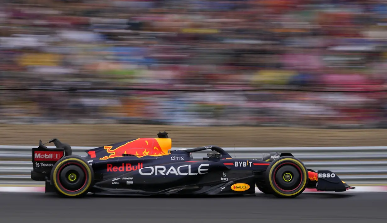 Pebalap Oracle Red Bull Racing, Max Verstappen memacu mobilnya saat Formula 1 GP Hungaria yang berlangsung di Sirkuit Hongaronging, Budapest, pada Minggu (31/7/2022). (AP/Darko Bandic)