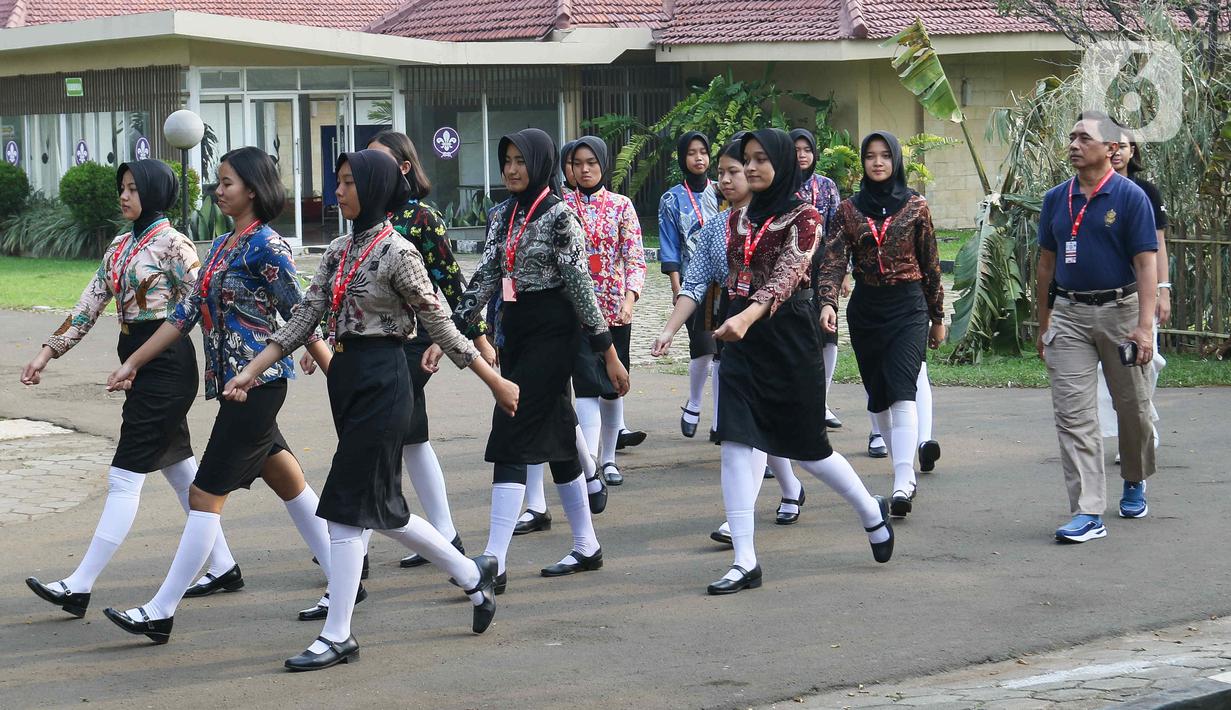 Para calon anggota Pasukan Pengibar Bendera Pusaka (Paskibraka) Tingkat Pusat 2024 berbaris menjelang mengikuti prosesi pencukuran rambut di Jakarta, Minggu (14/7/2024). (Liputan6.com/Herman Zakharia)
