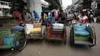 Tukang becak menunggu pendataan di Kolong Flyover Bandengan Utara, Jakarta, Kamis (25/1). Kebijakan Gubernur Anies Baswedan memperbolehkan becak beroperasi di Jakarta, telah menarik perhatian tukang becak dari luar Jakarta. (Liputan6.com/Arya Manggala)