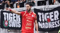 Pemain baru Persija Jakarta, Jean Mota melakukan tendangan sudut pertamanya di BRI Super League 2025/2026 bersama ketika melawan PSM Makassar di Jakarta International Stadium (JIS), Jumat (20/2/2026) malam WIB. (Bola.com/Abdul Aziz)