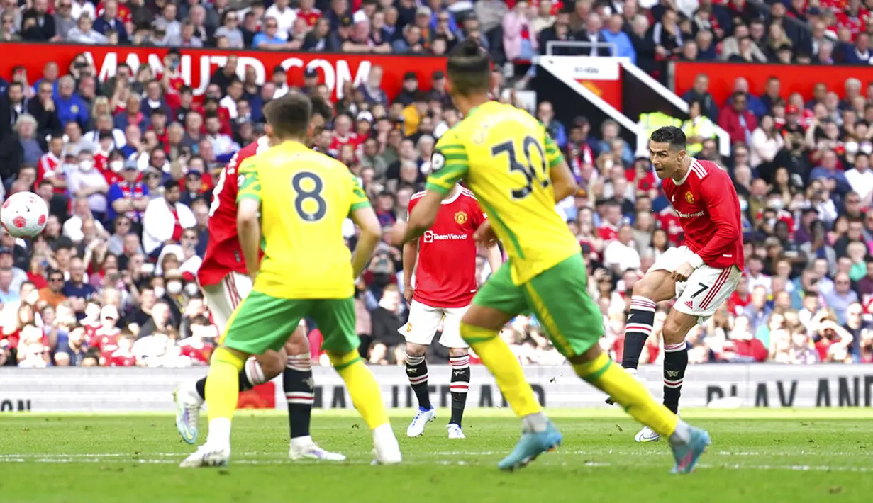 Pemain Manchester United Cristiano Ronaldo (kanan) mencetak gol ke gawang Norwich City pada pertandingan sepak bola Liga Inggris di Stadion Old Trafford, Manchester, Inggris 16 April 2022. Manchester United menang 3-2. (AP Photo/Jon Super)