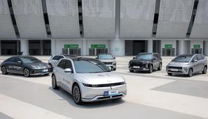 Sejumlah mobil Hyundai dari berbagai jenis dipamerkan saat Official Car Handover Ceremony FIFA U-17 World Cup Indonesia di Jakarta International Stadium (JIS), Jakarta, Selasa (07/11/2023). Sebanyak 148 mobil Hyundai dari berbagai jenis diserahkan untuk kendaraan ofisial FIFA selama Piala Dunia U-17 2023. (Bola.com/Bagaskara Lazuardi)