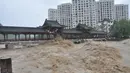 Ketinggian permukaan air Sungai Wenxi meningkat akibat terjangan topan Hagupit di Wilayah Pan'an, Kota Jinhua, Provinsi Zhejiang, China timur (4/8/2020). (Xinhua/Kong Debin)