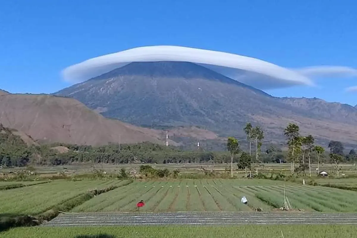 Awan Topi Muncul Di Atas Gunung Rinjani, Begini Penjelasan dan Lokasi Munculnya